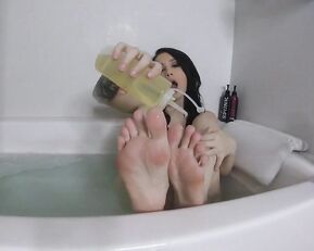 Noelle Easton Wet Messy Feet ManyVids Free Porn Video
