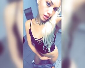 Gwen Singer public toilet pussy finger snapchat free