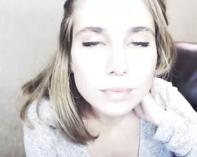 Moanamo Chaturbate shows feet, tongue & naked butt, sucks two fingers