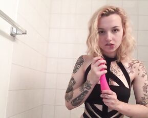 Lilkittenluna joi and strip & teasing ManyVids Free Porn Vids