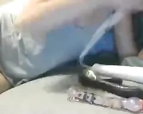 Webcam bimbo rides a fuck toy