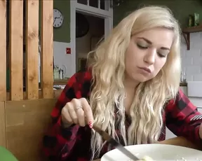 Bad Dolly eating huge omelette and farting show premium live porn livesex1