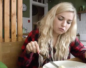 Bad Dolly eating huge omelette and farting show premium live porn livesex1