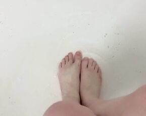 harlothayes Little feet tlc Please don t judge my bathtub It s cl show chat live porn