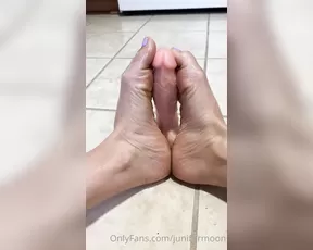 junifurmoon_Reverse foot job with a little surprise _29073507 show chat live porn
