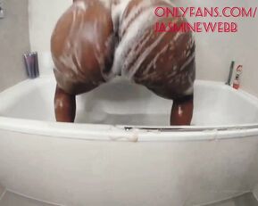 jasminewebb Bath time is not complete with out riding a big bla show chat live porn
