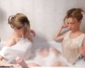 angrybirds_girl slim naked girls in bath webcam show