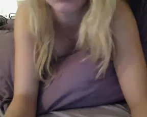 So pretty brunette girlfriend take advantage when parents leave house do this