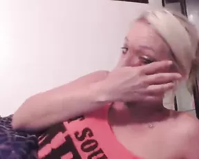 So hot and lustful lot of sex fun by this casual sex couple in a old noisy bed
