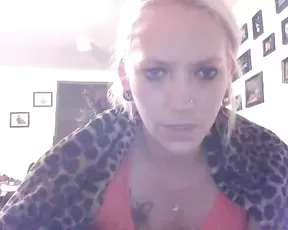 So hot and lustful lot of sex fun by this casual sex couple in a old noisy bed