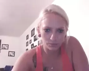 So hot and lustful lot of sex fun by this casual sex couple in a old noisy bed