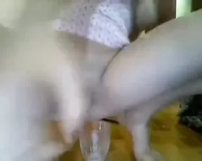 Cutie is shaking her ass