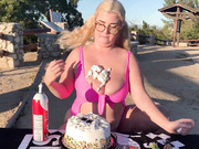 cinnamonnbaby message me for the full cake smash show chat live porn live sex