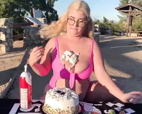 cinnamonnbaby message me for the full cake smash show chat live porn live sex