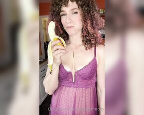 vibewithmolly 27 12 2020 Actual video evidence of how to eat a banana show chat live porn