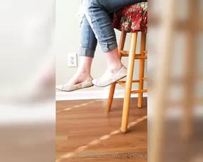 selesoles 22 03 2021 pov you re sitting at a bar and a woman sits next to you she s laughing having a good t show chat live porn