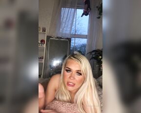 gbhoney Playing with anal toys show chat live porn