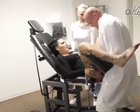 Mira Grey Hilfe Fick Therapie vom Frauenarzt! live porn live sex