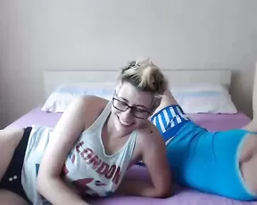 Bulky stud fills up his teen girlfriend