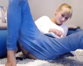 Sensual brunette deepthroats that big amateur cock