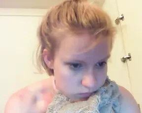 Brunette with full lips sucking cock