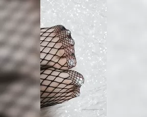 goddess_mimi perfectly_manicured_white_toes_and_fishnet_socks_you_re_just_a_sucker_for_my_gorgeous_feet show chat live porn live sex