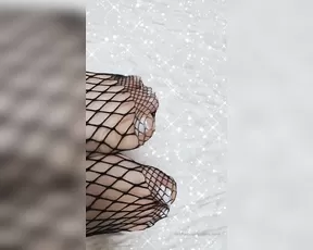 goddess_mimi perfectly_manicured_white_toes_and_fishnet_socks_you_re_just_a_sucker_for_my_gorgeous_feet show chat live porn live sex