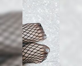 goddess_mimi perfectly_manicured_white_toes_and_fishnet_socks_you_re_just_a_sucker_for_my_gorgeous_feet show chat live porn live sex