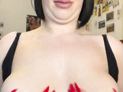 MILKINMAISIE A cheeky oiled up tit job! Are your cocks throbbing to be in between my saggy udders chat live porn live sex