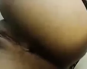 Hottie displays her tits