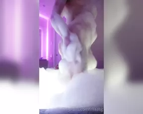 riiaasg playing with my ass in the jacuzzi full of foam Adult Webcams chat for free porn live sex