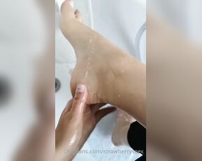 strawberrytoex showering my tiny feet after a cho Adult Webcams chat for free porn