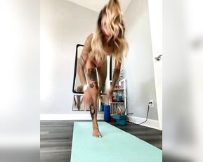 brinamberlee randomly decided to go live this morning for my quick little stretch session Adult Webcams chat for free porn