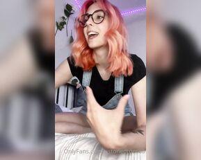 ustonedtoesxo 10 mins of me smoking as many bowls as i can and cha Adult Webcams chat for free porn live sex