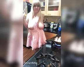 Naughty Milf Joci naughtymilfjoci cooking bacon while simultaneously twer chat for free Adult Webcams porn