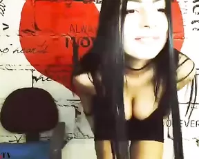 Amateur Asian girl stuffs her face on hot cock
