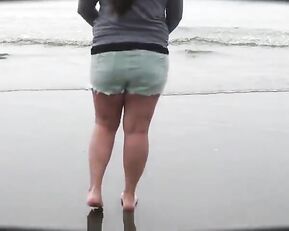 Pretty Bambi Peeing the Beach | ManyVids Free Porn Live Sex