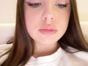 Brunette Mendi loves to rub her pussy