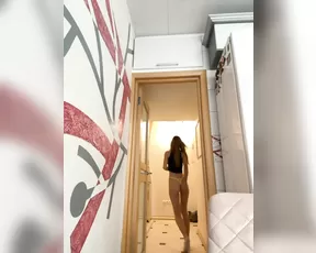 RiaMaryia flashes her torn pussy