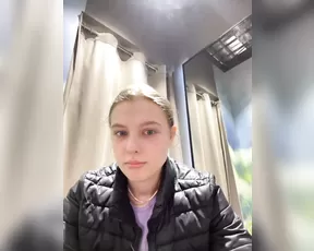 jucieLussie teases her big pussy