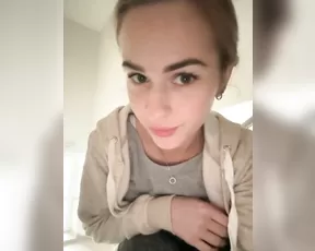 -Molly-Mae- wanted to show you her pussy so much that she undressed in the front door