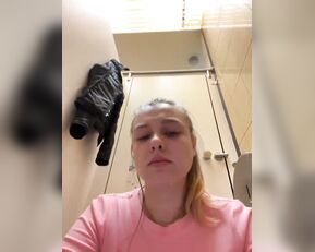 JucieLussie teen gave a private show in a public toilet