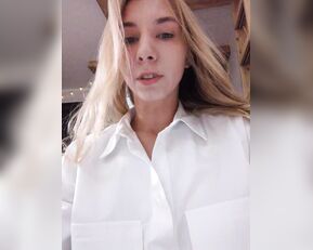 emilypech schoolgirl lifted her skirt and showed her pussy doggy style