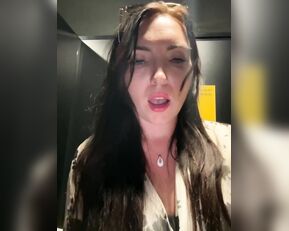 DIVORA milf ran into the cafe toilet and quickly jerked off her pussy