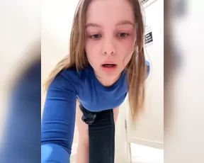 JucieLussie plump blonde pleases subscribers in the store's locker room