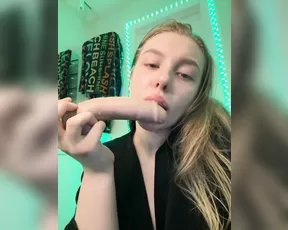 jucieLussie curvy bitch decided to suck a rubber dick before bed