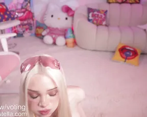 Bunnydollstella seduces you with her bunny girl outfit and live stream show