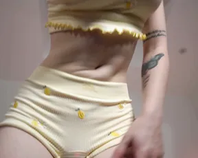 Enjoy the view of chloewildd_bigboobs as she sensually and seductively satisfies herself in 4K quality