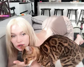 Watch golden_alinee's massive tits bounce as she takes it in the ass live on cam