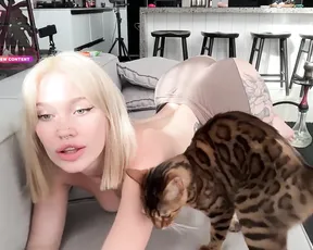 Watch golden_alinee's massive tits bounce as she takes it in the ass live on cam